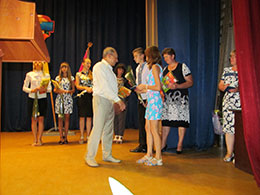 На районному форумі педагогічних працівників Олексій Собко привітав освітян району та вручив кращим педагогам  грамоти