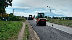 У селі Червона Слобода продовжуються роботи з ремонту автодороги