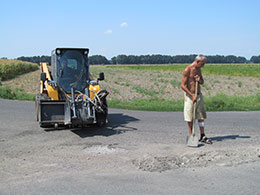 Хід виконання ремонтних робіт на дорогах місцевого значення перебуває під постійним контролем в керівництва району
