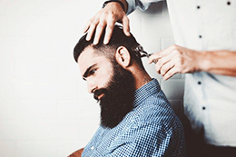 Історія успіху: попри стереотипи молодий хлопець навчається за професією перукаря