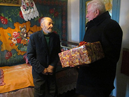 3 грудня голова Черкаської районної ради Микола Іванович Смірнов привітав найстаршого жителя району з днем народження