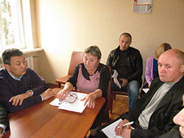 Питання безпеки громадян села Червона Слобода у місцях переходів дороги державного значення розглянуто на нараді